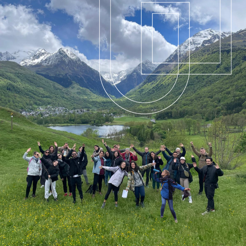 Photo représentant l'ensemble de l'équipe l'occasion d'un séminaire à la montagne